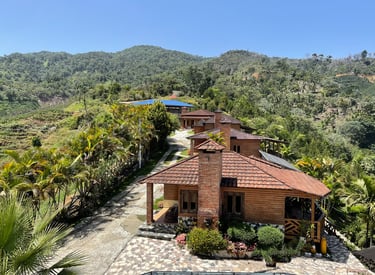 Imagen que muestra las 4 villas Neblinas superiores, y la hermosa vista que muestra a las montañas