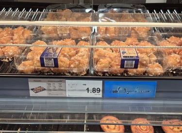 Das Bild zeigt Gebäck abgepackt in Plastikverpackung in einem Regal