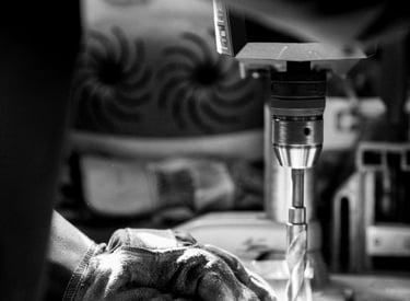 Photo des mains d'un artisan travaillant dans son atelier