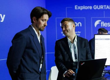 Du žmonės kalbasi konferencijoje