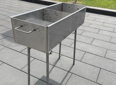 Grill aus Edelstahl – funktionale Metallkonstruktion für Außenbereiche