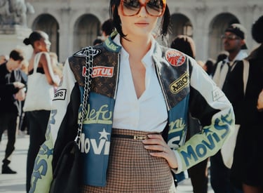 une femme à la fashion week qui porte une verte en cuir avec des patchs