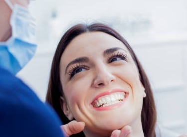 Paciente sorrindo em atendimento odontológico com dentista na Lapa PR