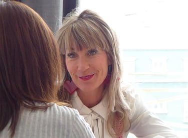 Anna Martínez escuchando una chica en una de sus sesiones