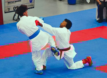 atletas en competencia nacional luchando en el ámbito deportivo de karate puños y patadas karatecas