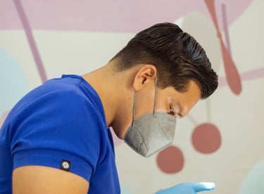 Ortodoncia en Sonrilandia Tepic: especialista alineando dientes con tecnología moderna y segura.