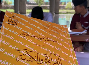 Kegiatan belajar santri Ma'had Tahfizhul Qur'an Darussajidin dengan kitab bahasa Arab