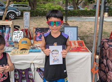 一個男孩拿著 廢材fadechai插畫家幫他速寫的人像畫，站在攤位面前