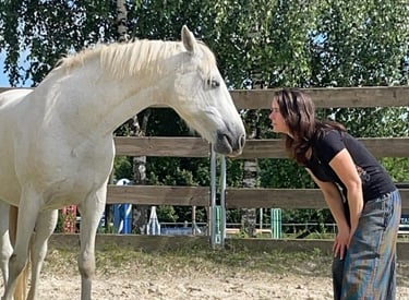 une humaine en lien avec un cheval