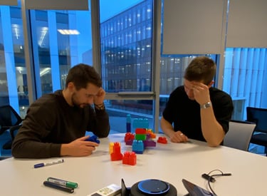 Du žmonės sprendžia galvosūkį