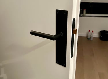 Nieuwe deur renovatie nieuw deurslot deurklink