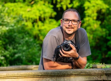 Nico Kehder im Park mit Kamera bei Sonnenschein