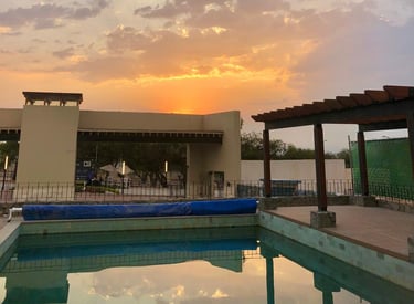 atardecer visto desde la alberca de Misión Schoenstatt