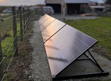 Panneau solaire bifacial de 605 Wc installé sur une terrasse avec support incliné