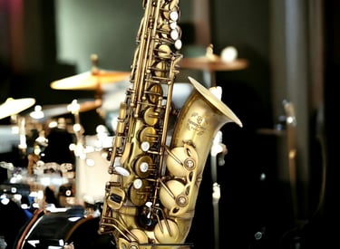 un saxophone alto neuf présenté devant une batterie