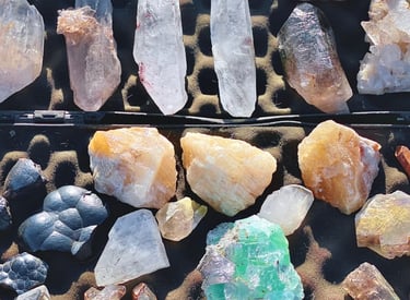 Colección de cristales curativos crudos que incluye puntas de cuarzo, citrino y fluorita.