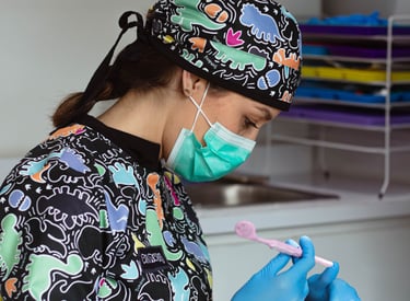 Odontopediatría en Sonrilandia Tepic: dentista infantil enseñando hábitos de higiene oral de forma d