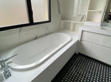 salle de bain moderne baignoire.