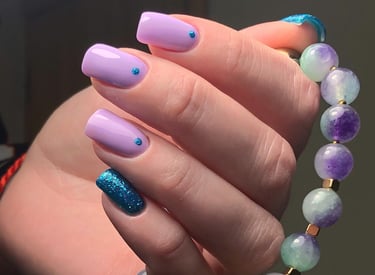 Klientės manikiūras su geliniu lakavimu.