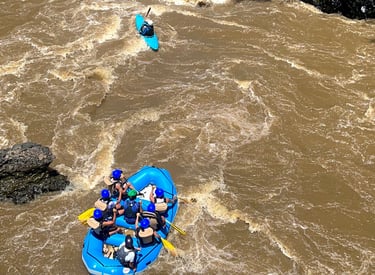 rafting en el rio fonce un bote y un Kayak de seguridad