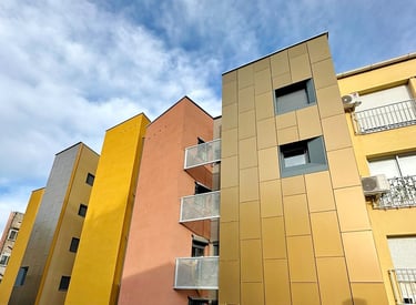 BIPV фасада с вградени фотоволтаични панели, монтирана на жилищна сграда