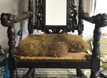 Un fauteuil recouvert de crin