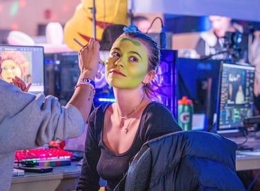 alyssacestmoii avec une peinture verte sur le visage