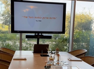 חדר מוכן לסדנת ארנק כוחות העל שלי עם המצגת של הסדנה