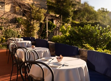 vista dei tavoli della terrazza apparecchiati per la colazione panoramica dell'hotel