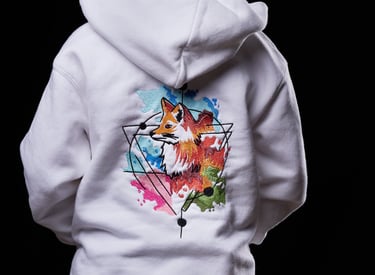 Ein kleiner Junge in einem weißen Hoodie mit einem bunten Design darauf