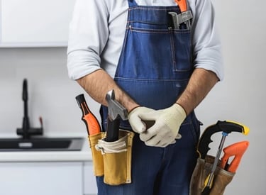 Hausmeister in Arbeitskleidung mit Werkzeuggürtel – Symbolbild für vielfältige