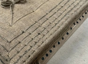 Une garniture piquée composée de plusieurs points de piquage