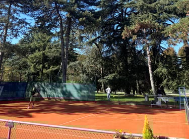 Uomo giocando a tennis, Campo da tennis in terra rossa presso il Centro Tennis Aeronautica, Milano.