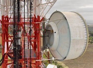 inspección de antena de telecomunicaciones con dron