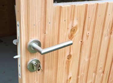 porte-coulissante-avec-serrure-le-bois-d-yv