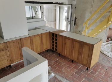 une cuisine moderne avec des facades en bois massif et une optimisation des espaces de rangement