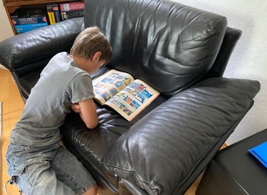 Junge liest fasziniert ein Comic-Heft