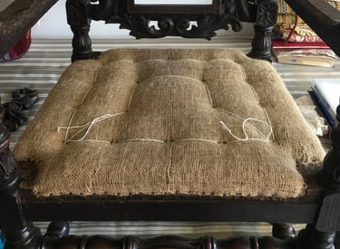 Un fauteuil présentant une garniture en crin avec son point de fond