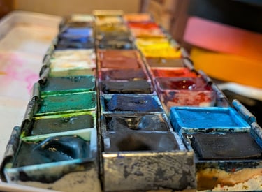 Macro foto van een aquarel pallet met napjes verf