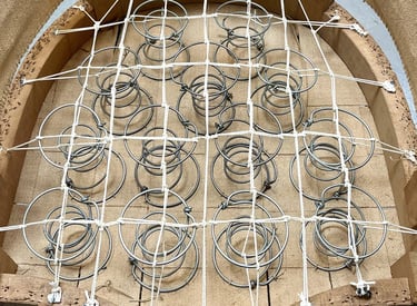 Carcasse d'un fauteuil crapaud avec sur le sanglage des ressorts guindés par des cordes