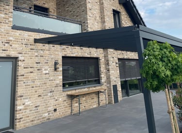 Carport aus Metall – stabile Stahlkonstruktion mit moderner Optik am Wohnhaus