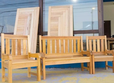 Cadeiras e portas de madeira