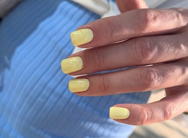 Klientės nagai nulakuoti geltonai