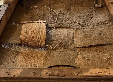 Chaise laissant à découvert de vieilles sangles poussiéreuses et abimées