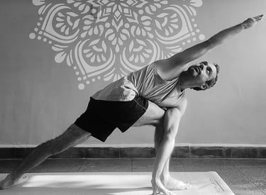 maykol-parivrtta-parsvakonasana