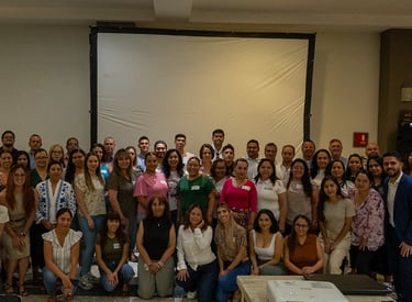 Grupo de personas servidoras tras mesas de co creación para plan municipal de gobierno abierto