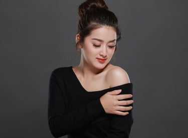 rosiana dewi, a woman with a black top and a black top