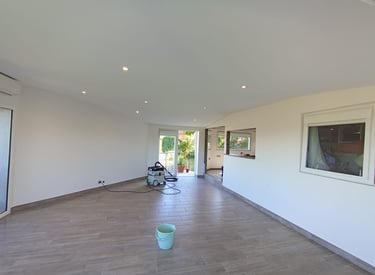 Rénovation d'un chalet plafonds et murs à Roquebrune sur Argens. Gros travail de préparation pour un rendu haut de gamme