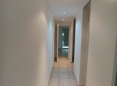Rafraichissement complet d'un appartement de 120 m2 à Boulouris. Préparation + peinture murs et plafonds