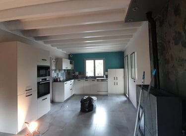 Rénovation d'une luxueuse villa à Sainte-Maxime avec de la décoration. La cuisine est représenté sur cette photo